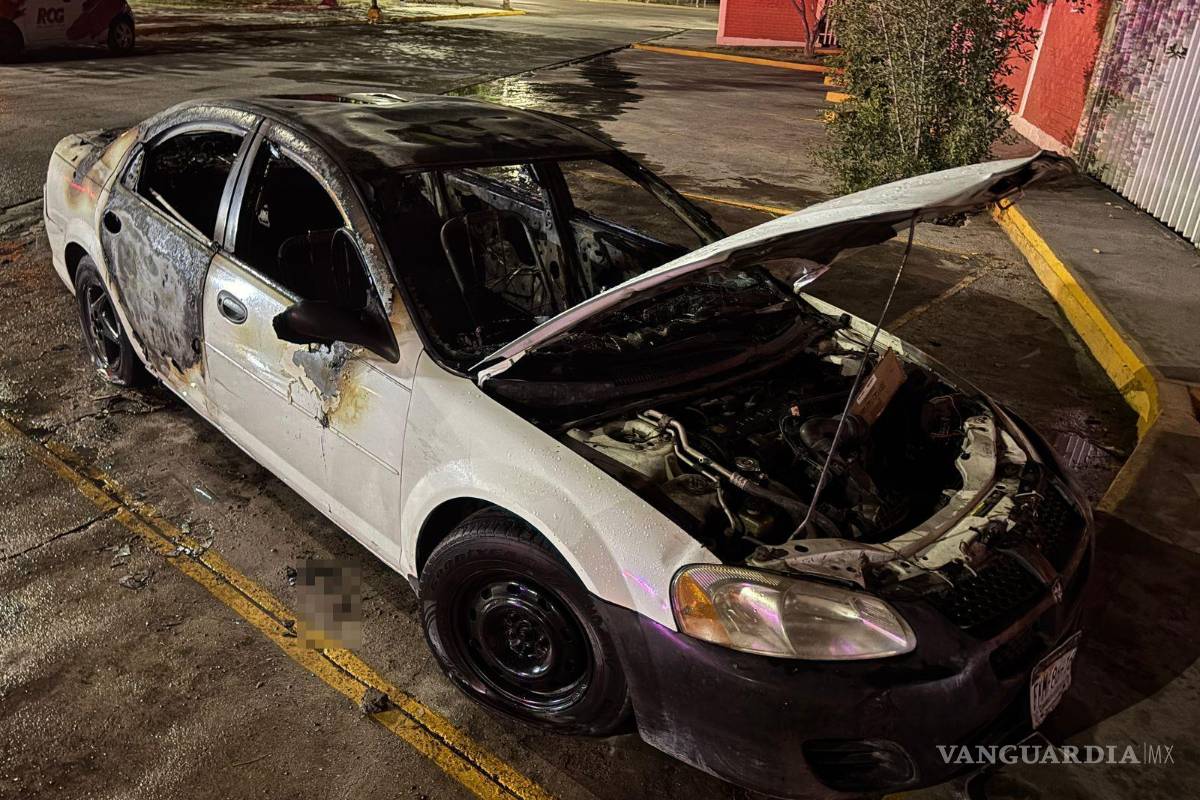 $!Autoridades investigan si el incendio del automóvil fue accidental o provocado.