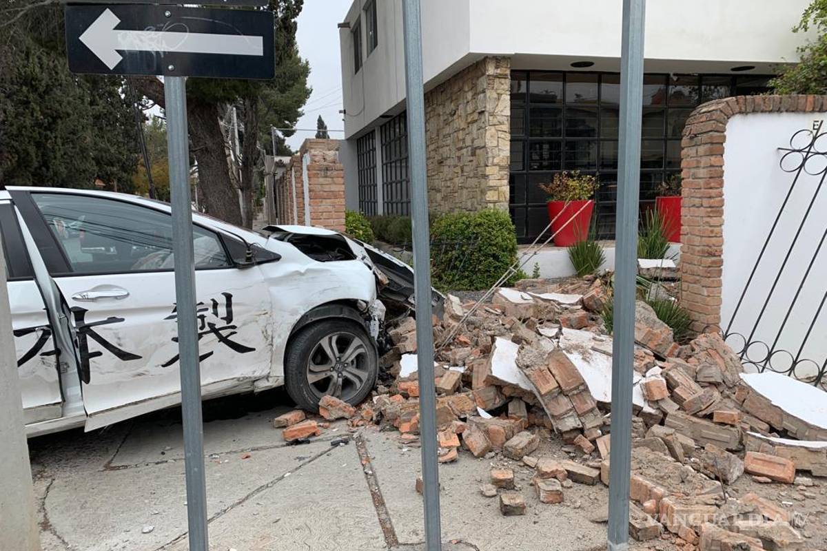 Auto choca con barda en la colonia República de Saltillo