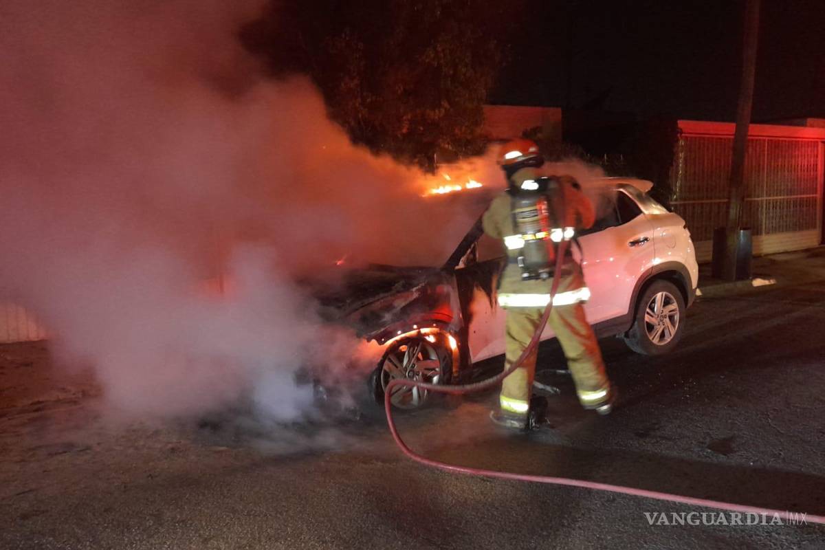 Arden dos camionetas con media hora de diferencia en Ramos Arizpe; investigan posible acto de pirómanos
