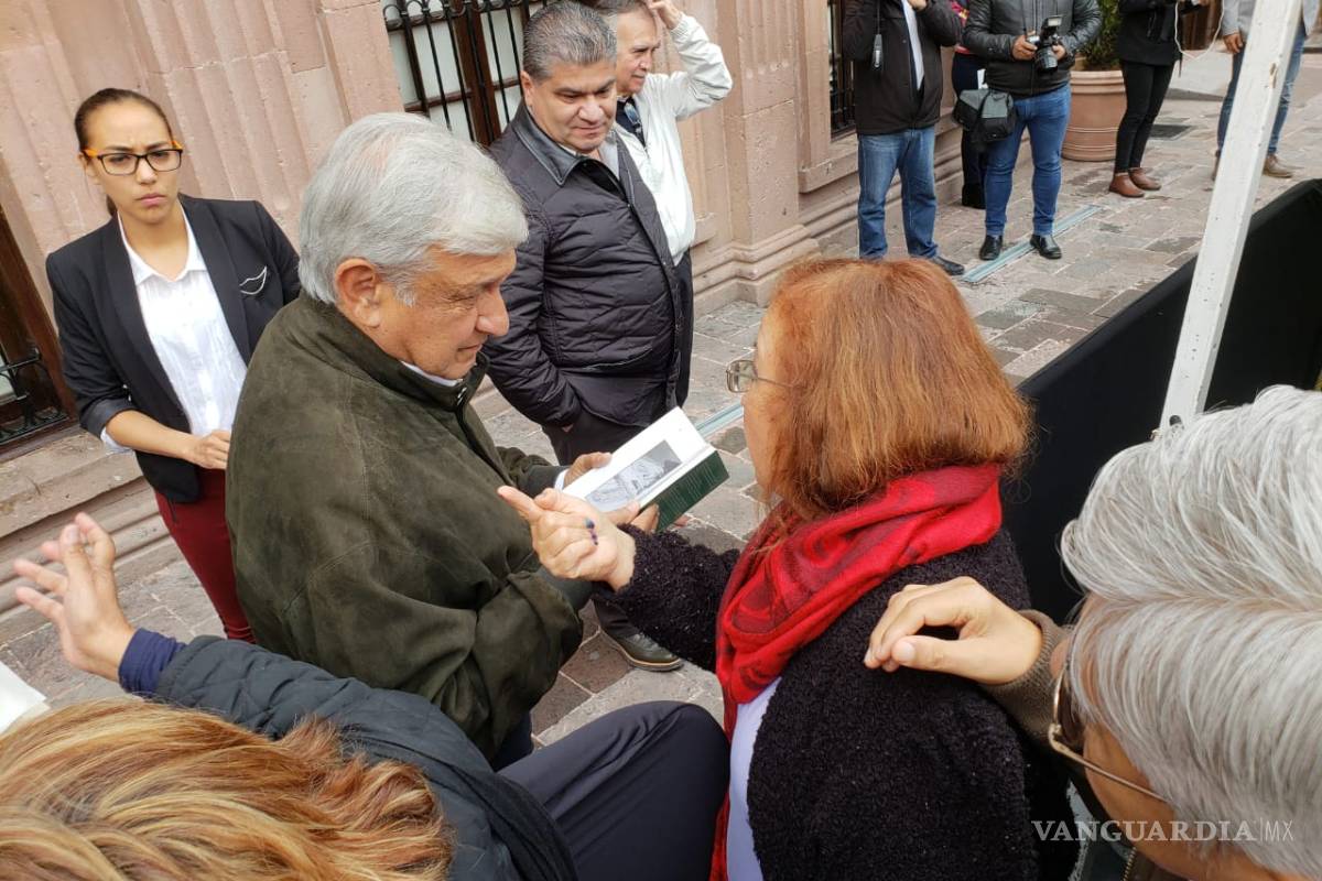 AMLO dice no al fracking en su llegada a Saltillo; se reúne con Miguel Riquelme