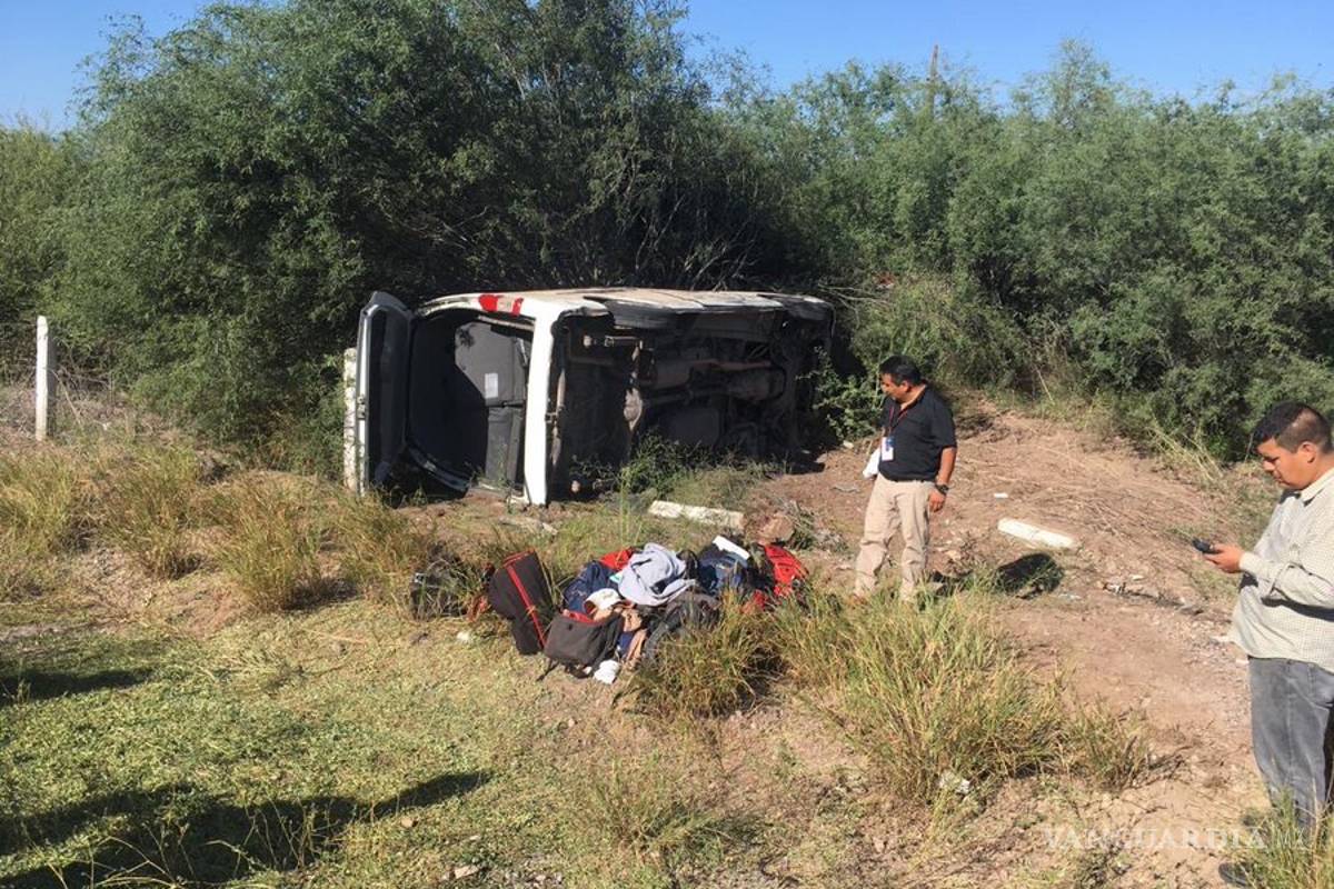 Camioneta de reporteros que cubren gira de AMLO en Sonora sufre volcadura; reportan 2 lesionados