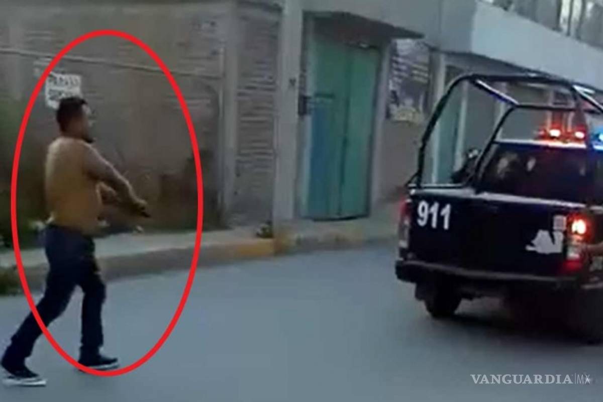 Hombre desarma a policía para liberar a sus amigos en Ecatepec (video)