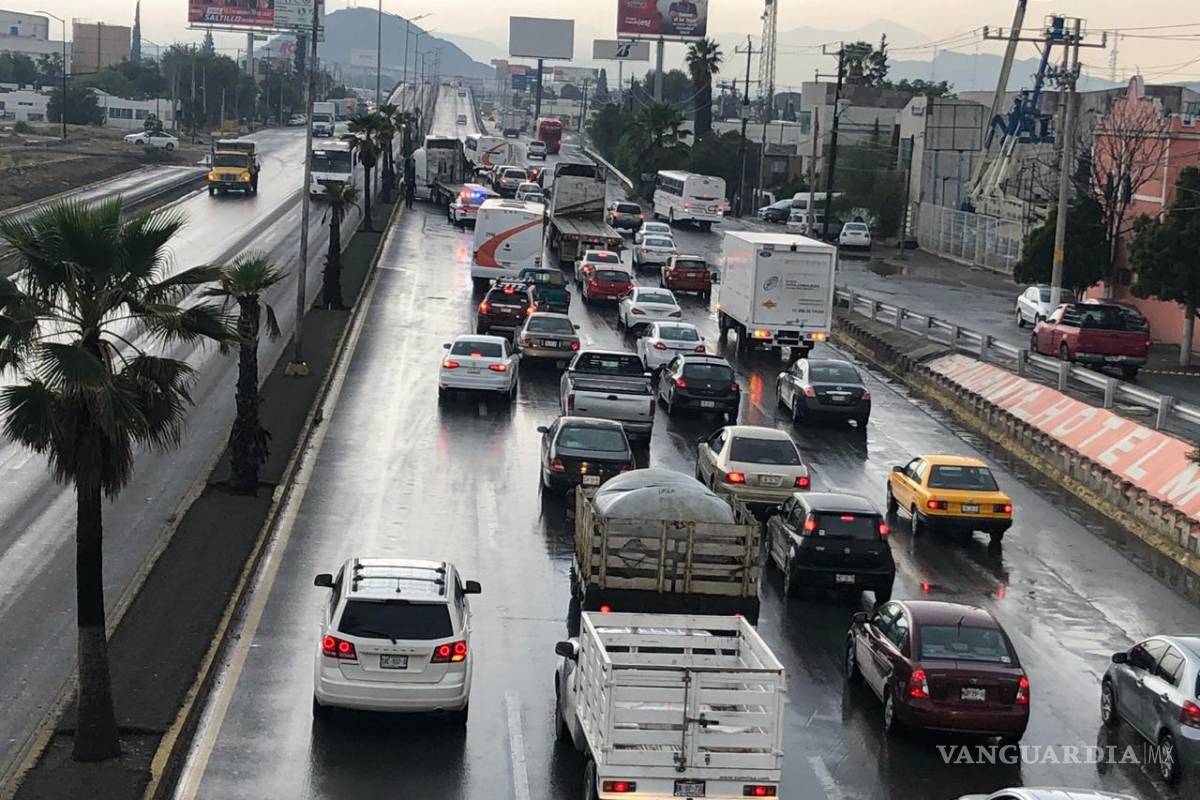 Caos en vialidades de Saltillo luego de sorpresiva granizada
