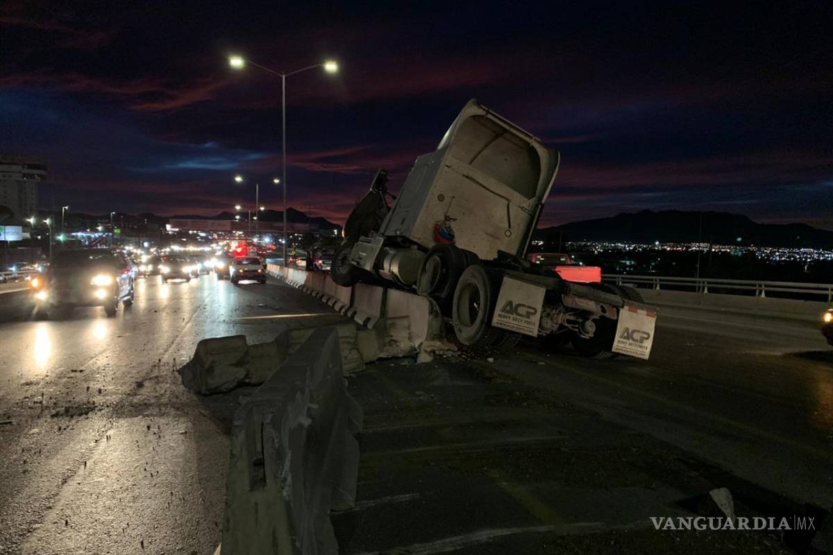 Veloz trailero se impacta contra ballenas de contención en puente, al oriente de Saltillo