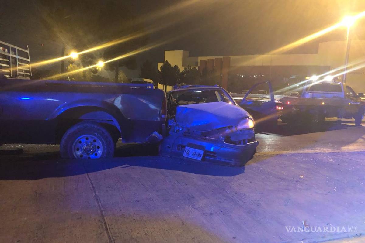Por ir con el celular, adulto mayor ocasiona accidente frente al Centro de Gobierno en Saltillo