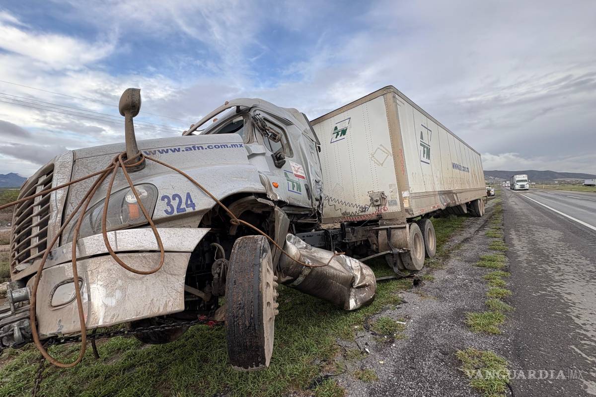 Trailero vuelca por el pavimento mojado, en Arteaga