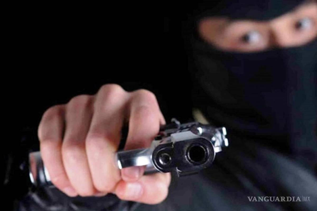 A punta de pistola roban una farmacia en colonia de Saltillo