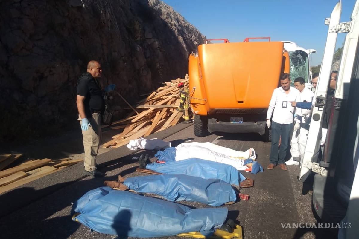 Seis muertos y 21 lesionados en choque de autobús y camión en la carretera Durango - Mazatlán