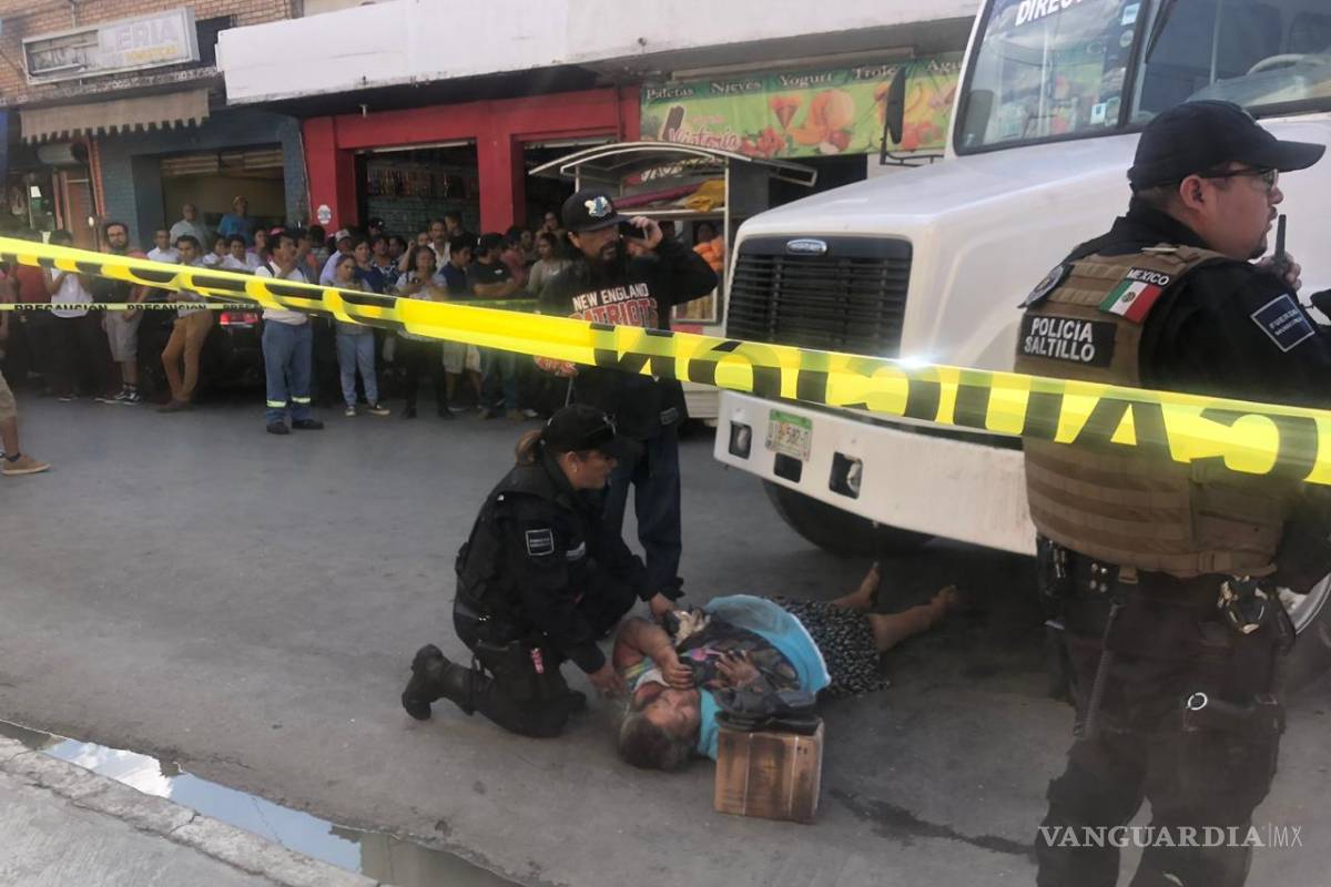 Mujer delicada de salud tras ser embestida por camión del transporte público en Saltillo
