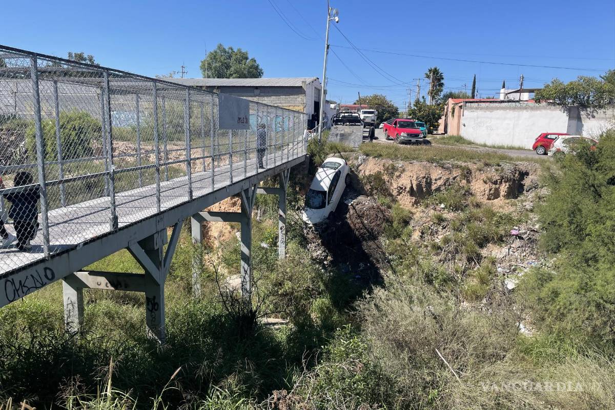 Se le va el carro al arroyo en Saltillo, lo dejó en neutral y sin freno