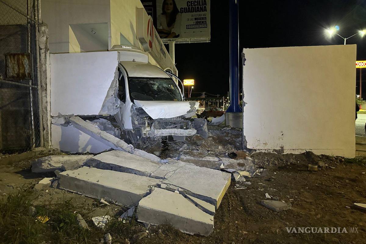 Cinco jóvenes enfiestados terminan con su auto incrustado en un muro, al sur de Saltillo