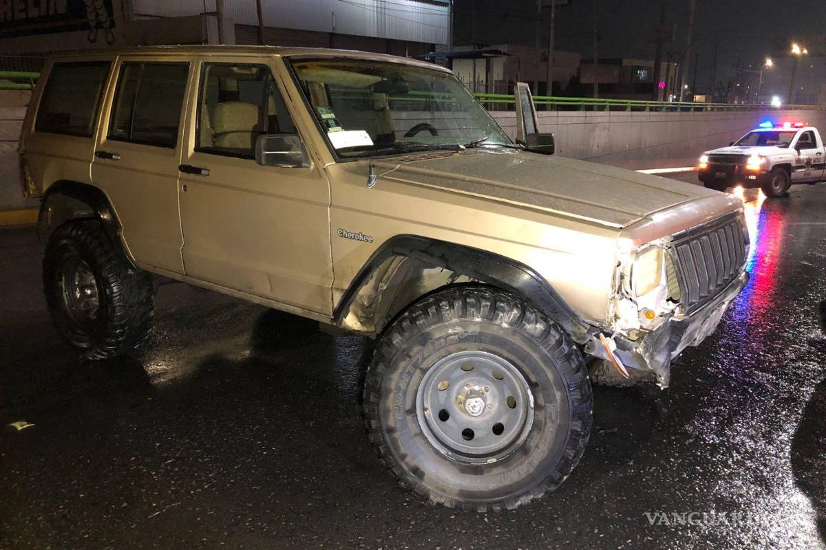 Joven termina con su camioneta incrustada en el distribuidor El Sarape de Saltillo