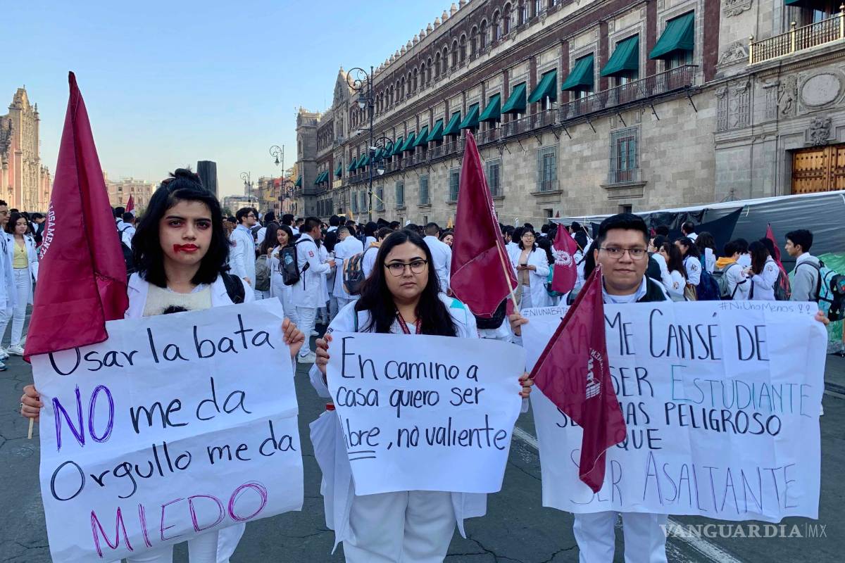 Futuros doctores protestan por la inseguridad ante Palacio Nacional