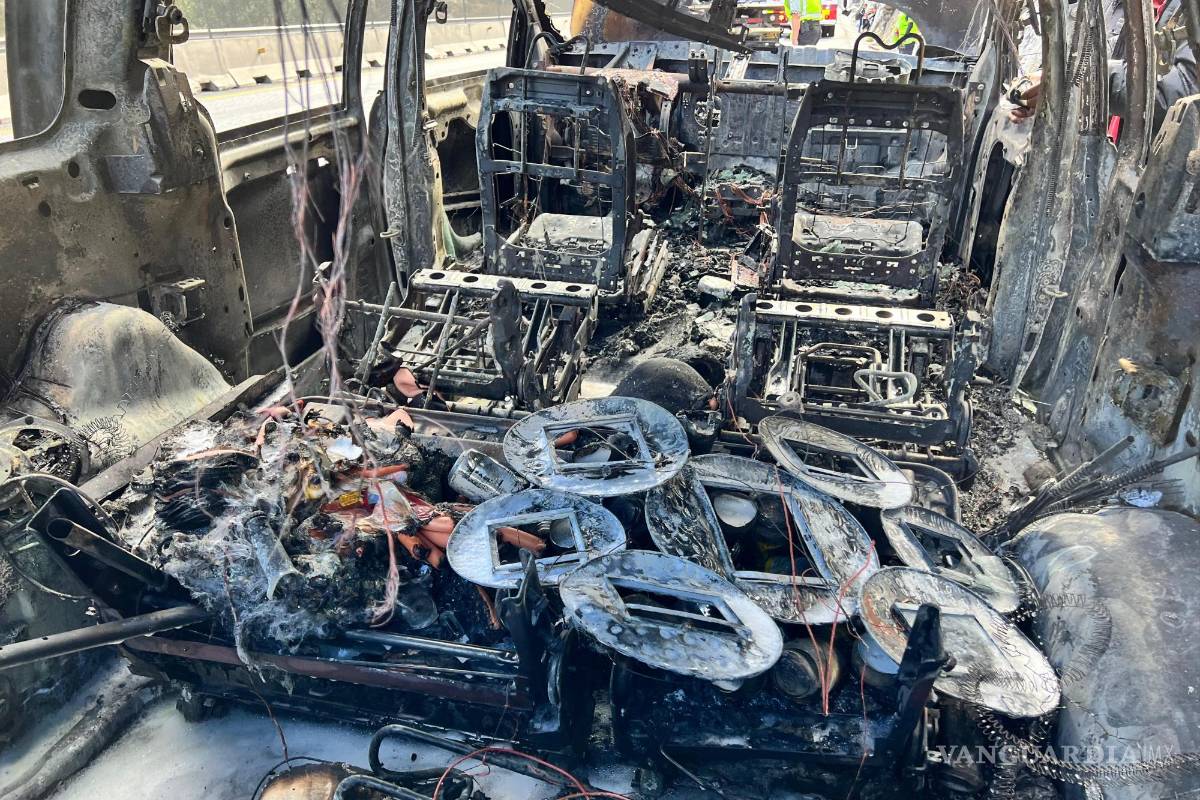 $!La rápida evacuación de los ocupantes permitió que la familia originaria de Tamaulipas saliera ilesa antes de que las llamas consumieran el vehículo en el tramo Los Chorros.