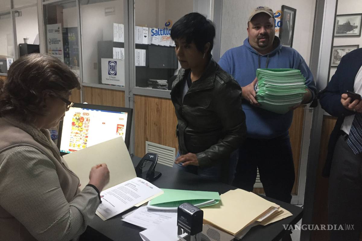 Entregan ciudadanos 3 mil firmas contra aumento a tarifas del transporte en Saltillo