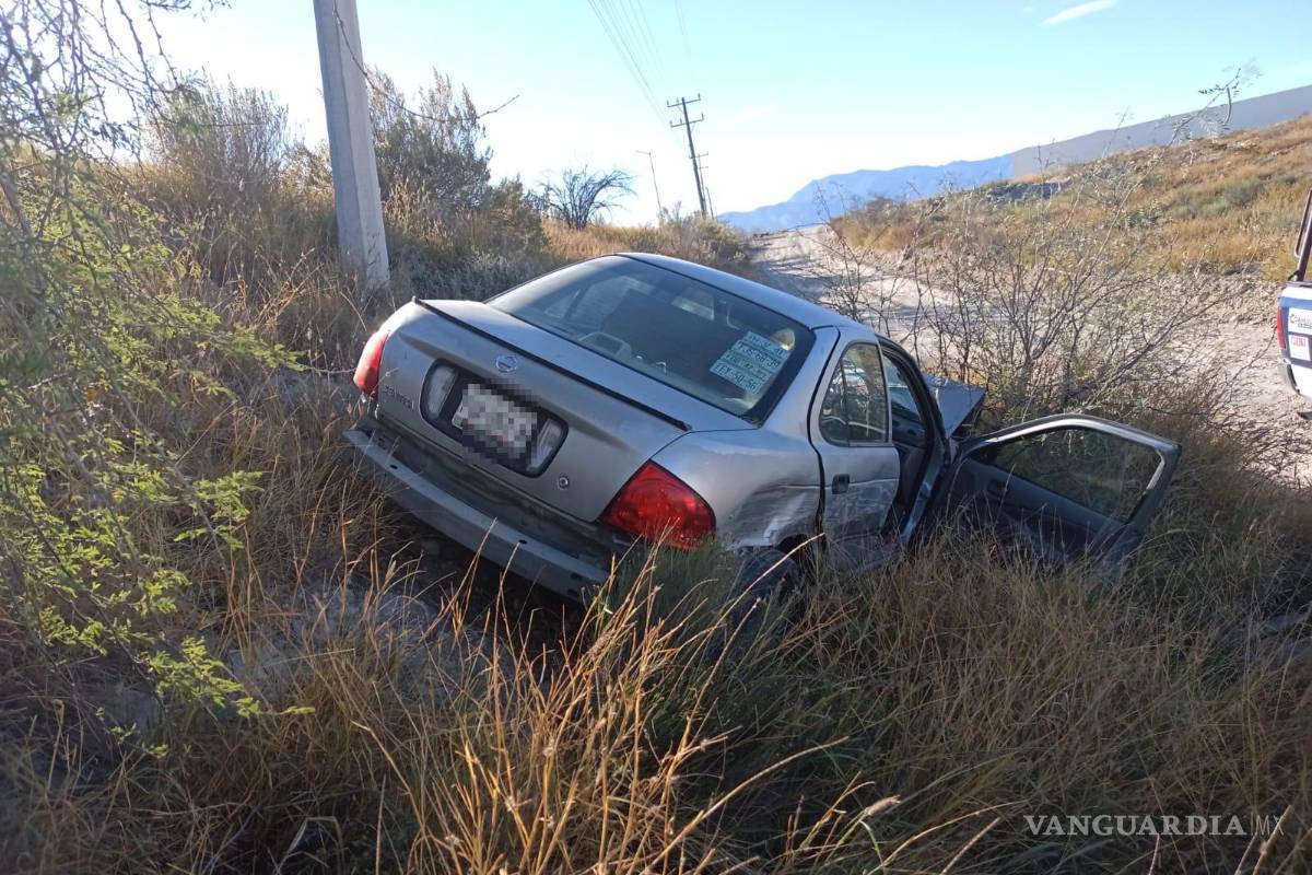 De la fiesta al hospital: conductor ebrio termina fuera de la vía en Ramos Arizpe