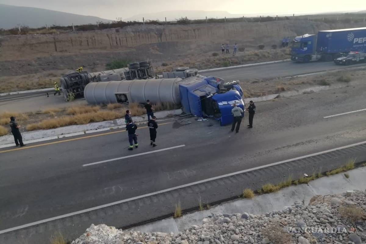 Vuelca tráiler cargado con diésel en la carretera a Torreón