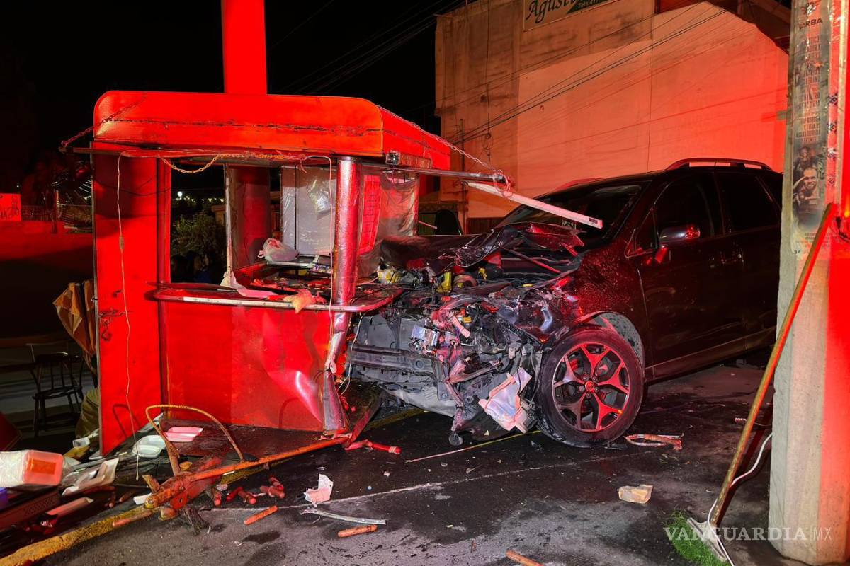 Choca ebrio contra dos autos y destroza puesto de comida, al sur de Saltillo; deja 5 lesionados