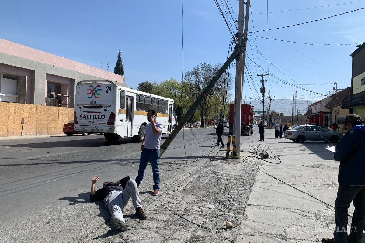 Lesiona a transeúnte tras tirar camión dos postes