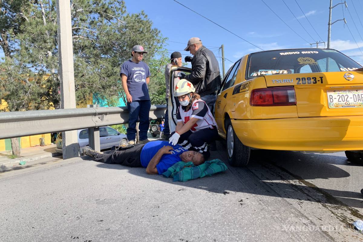 En Saltillo, taxista de 65 años sufre embolia mientras conducía y va a dar hasta el carril de baja velocidad del sentido contrario