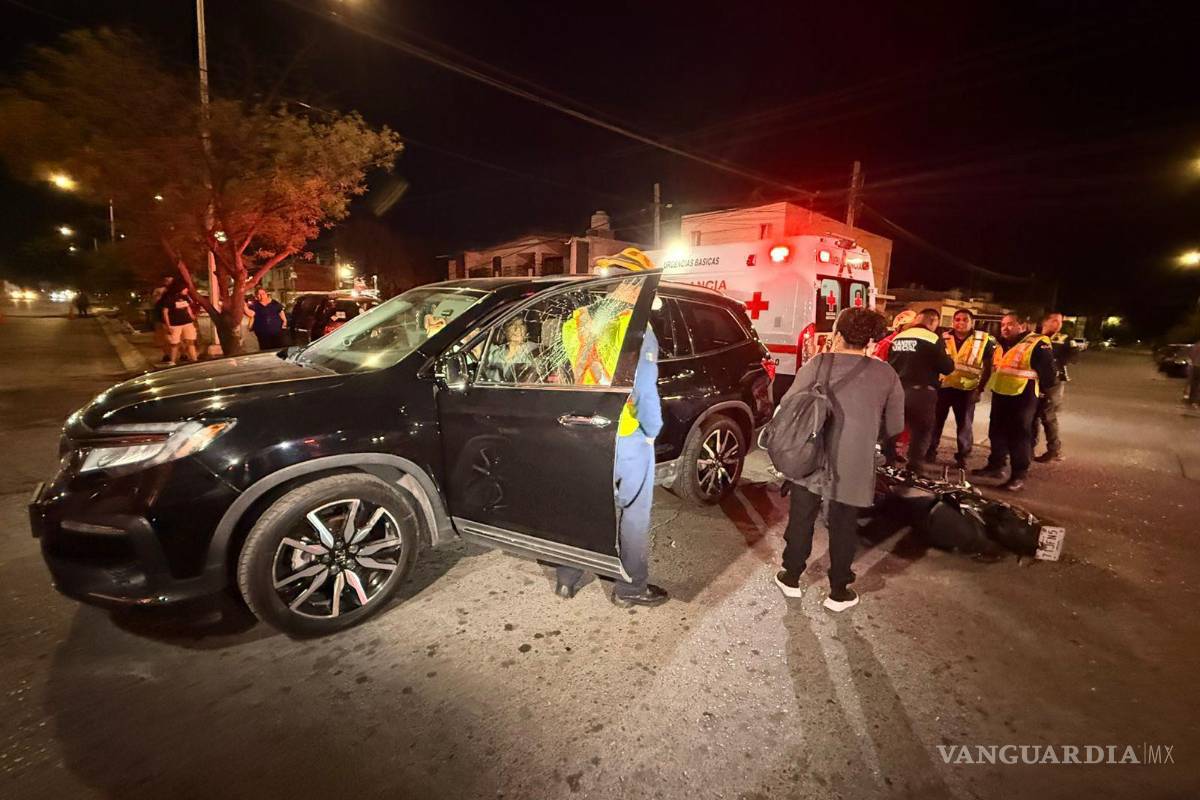 Saltillo: conductora quita derecho de paso a jóvenes motociclistas, proyectándolos contra un auto