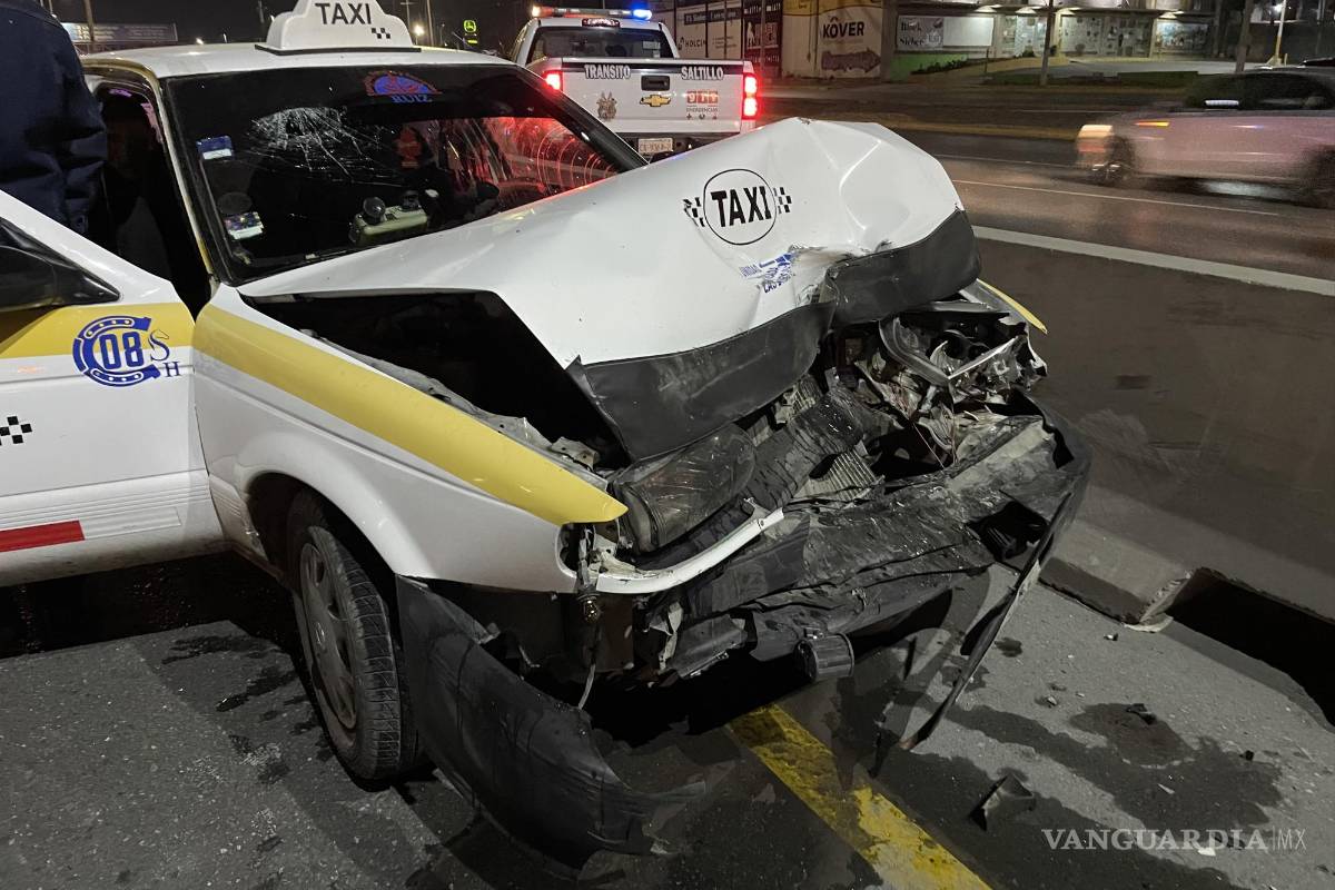 ‘Duro contra el muro’: pierde el control, choca y causa accidente múltiple en Saltillo