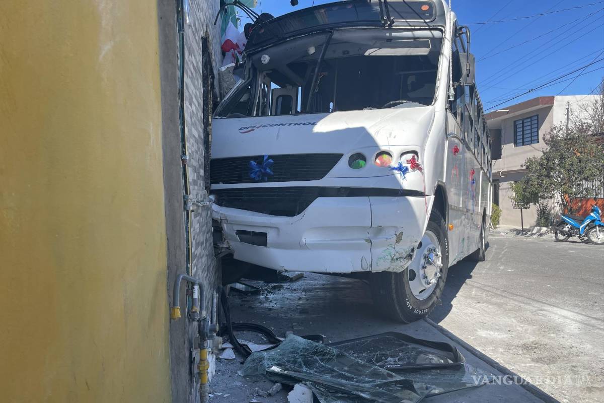 Roban pandilleros camión tras riña, provocan choque múltiple y atropellan a joven en Saltillo