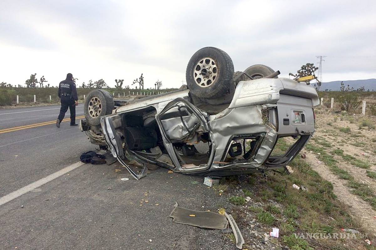 Vuelca camioneta en carretera a Zacatecas; muere un trabajador