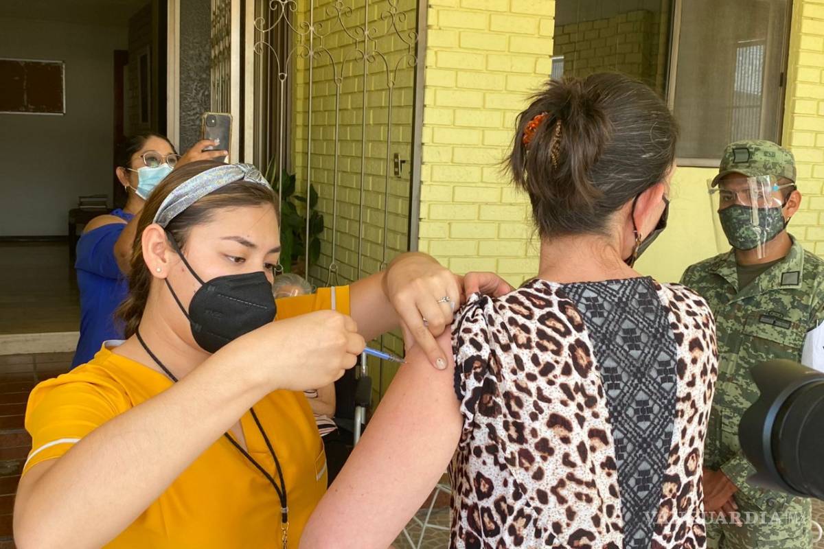 Salud Pública Municipal colabora con la aplicación de vacunas en adultos mayores en los asilos de Torreón