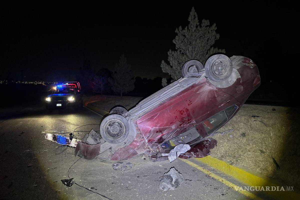 Choca contra luminaria, vuelca y abandona su auto al sur de Saltillo