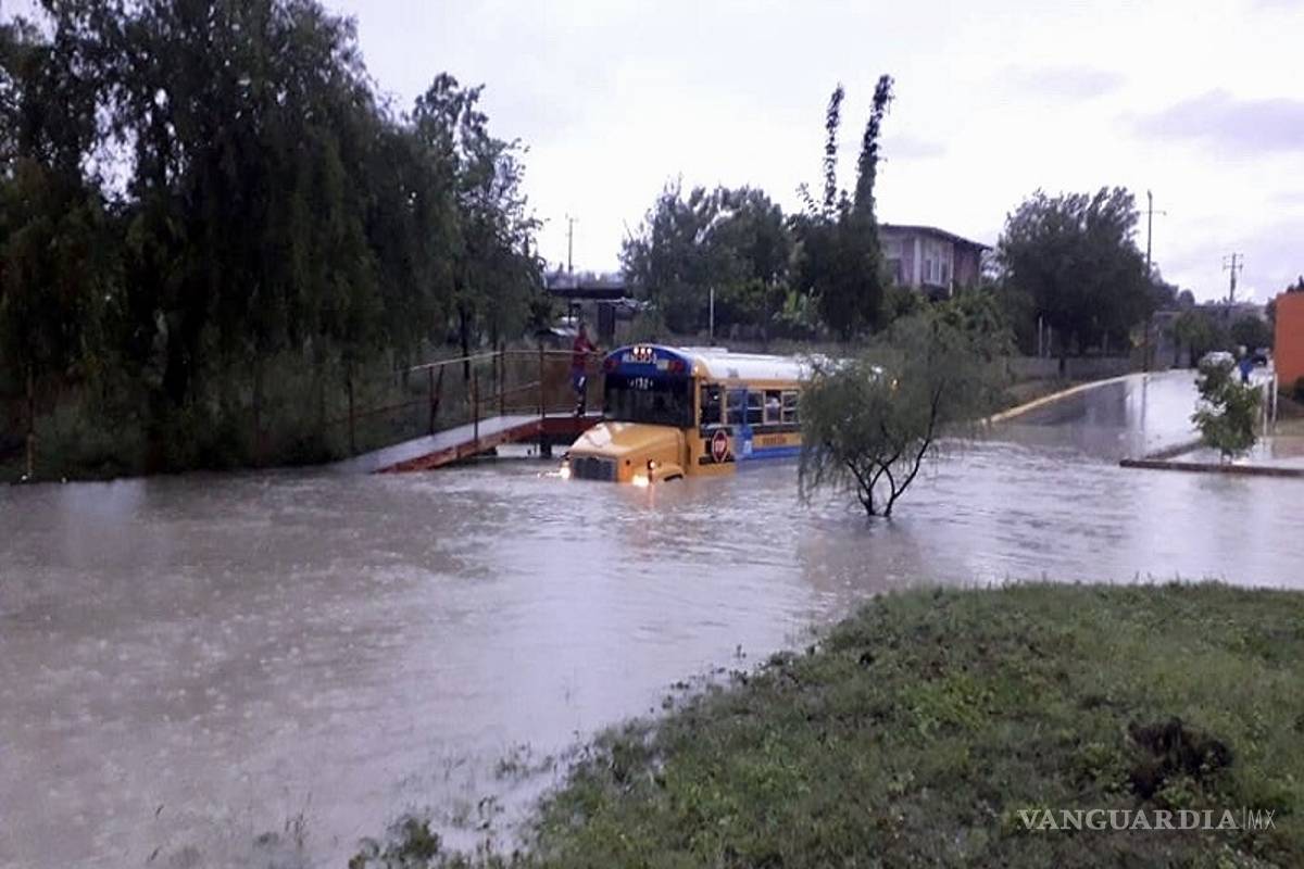 $!Caos vial en Acuña por tormenta; reportan acumulamiento de agua en varios sectores de la ciudad