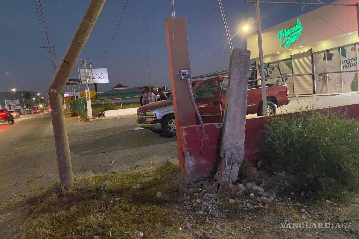 $!La conductora del Toyota Yaris perdió el control y se impactó contra una base de concreto en el bulevar Luis Donaldo Colosio.