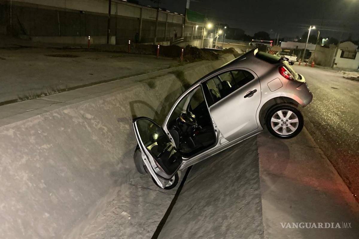 Saltillo: conductor termina en canal pluvial tras noche de fiesta