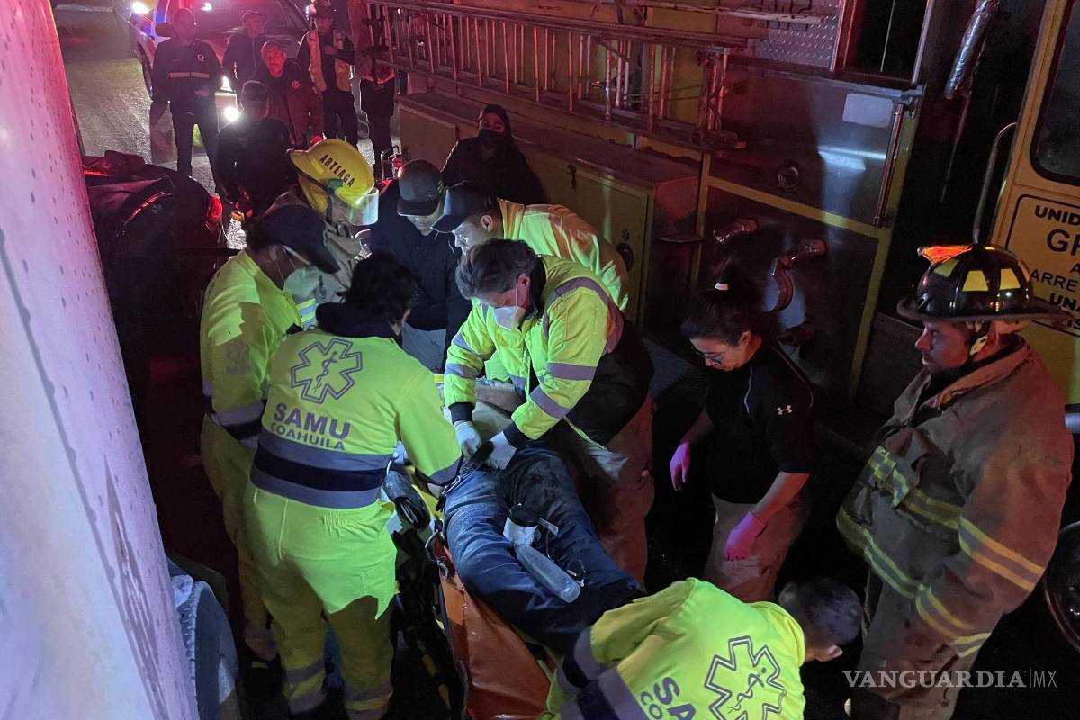 Tráiler lo choca y queda prensado en Arteaga; lo llevan a hospital gravemente herido