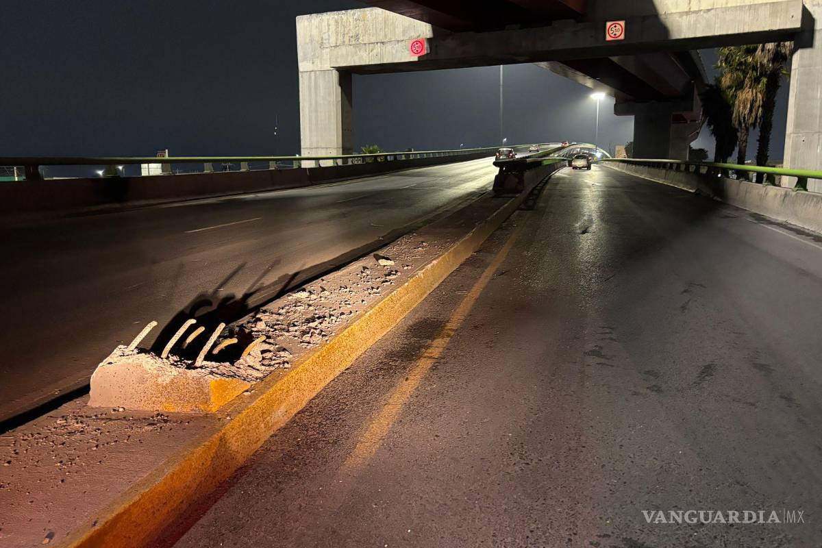 $!El vehículo quedó obstruyendo parte de la vialidad con dirección al periférico Luis Echeverría Álvarez.