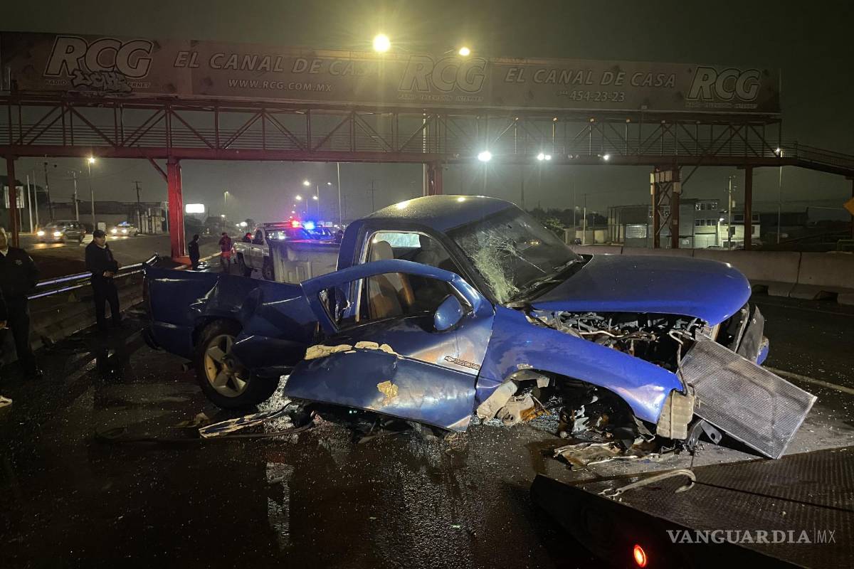 Choca en supuesto estado de ebriedad y destroza su vehículo al oriente de Saltillo