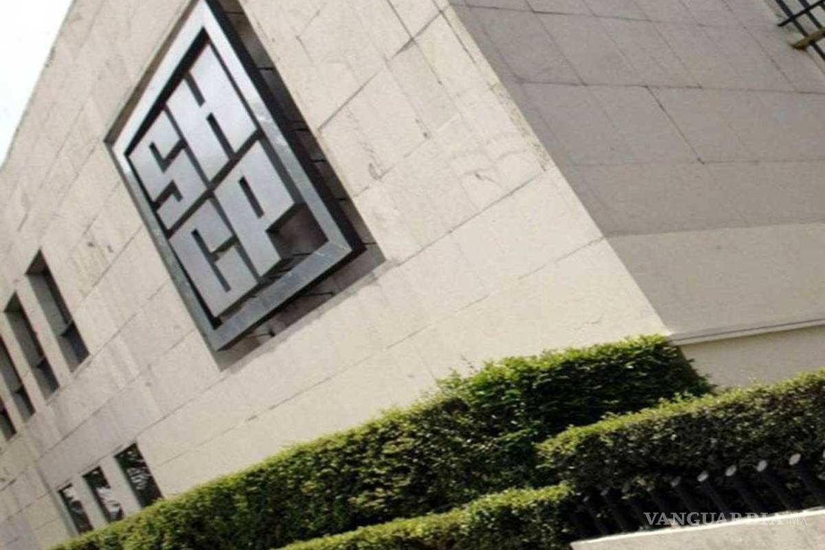 Secretaría de Hacienda expresa su 'fuerte desacuerdo' con Fitch por rebaja de notas a México y Pemex