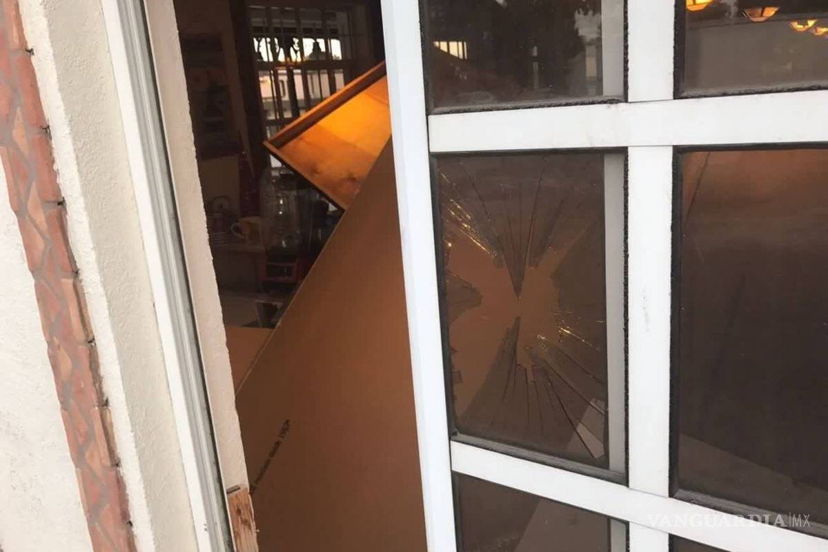 Ladrones nocturnos; durante la noche sujetos atracan librería ubicada en pleno bulevar V. Carranza de Saltillo