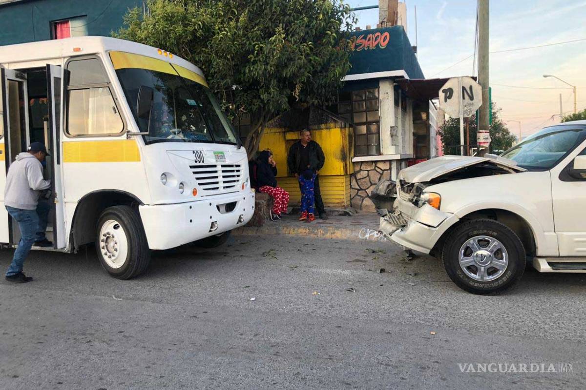 Deja encendido camión para ir al baño y choca camioneta