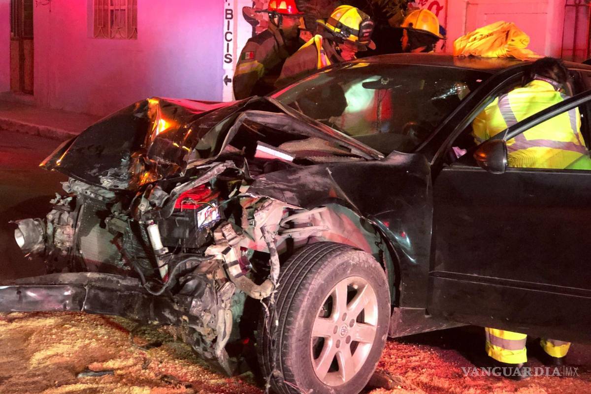 $!Equipos de emergencia trabajaron para liberar a los heridos atrapados en los vehículos después del choque.