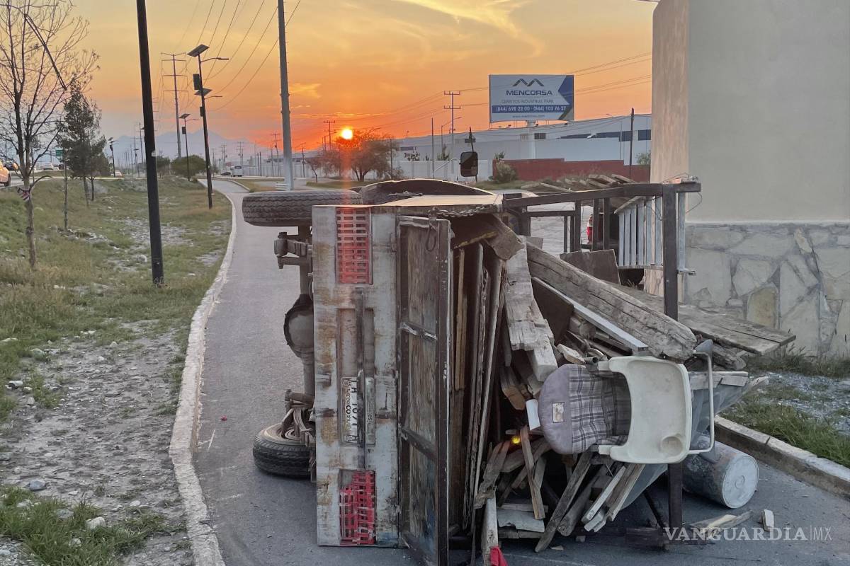 Albañiles correlones vuelcan en la entrada a Saltillo; no hubo lesionados