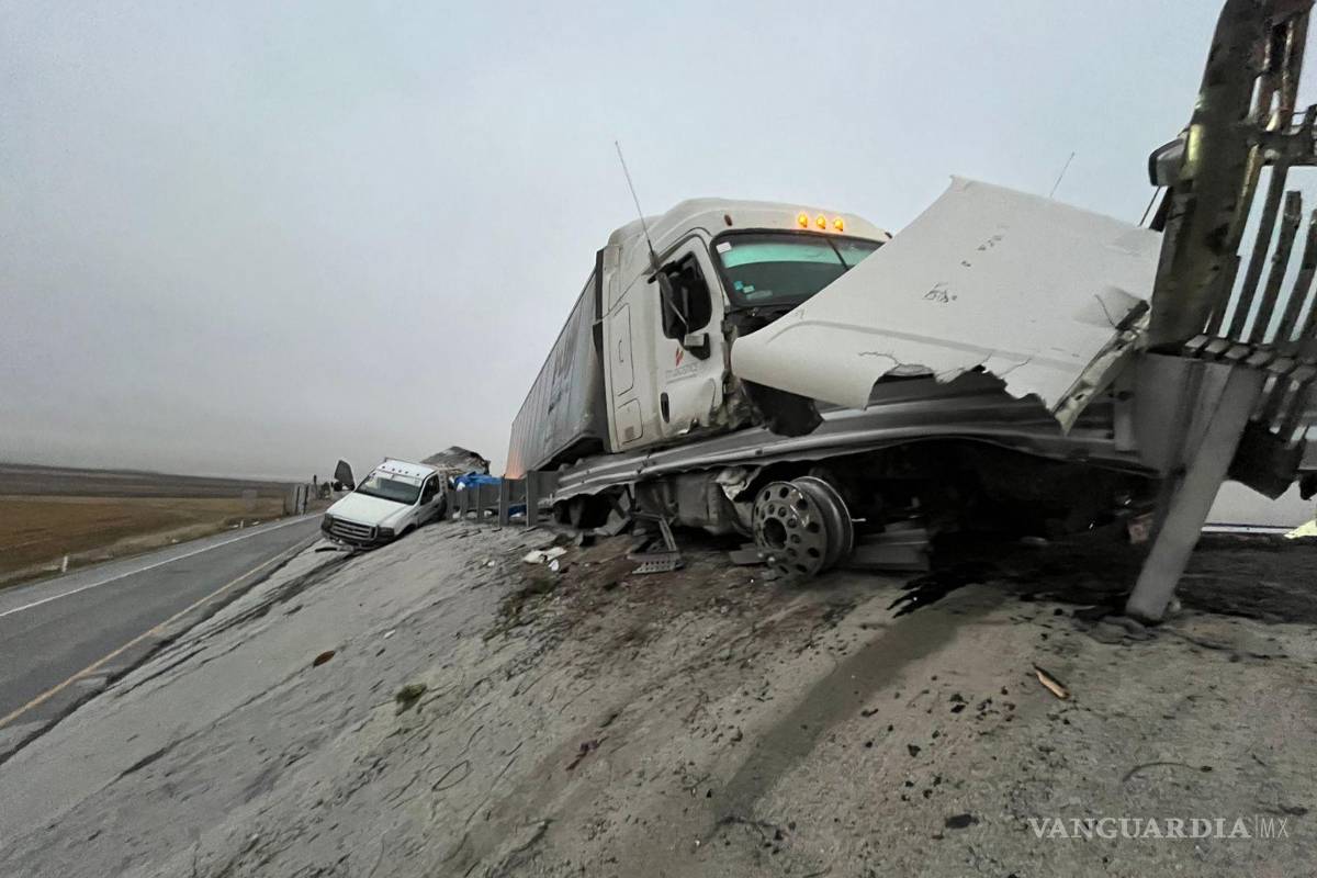 Trailero acelerado choca contra barrera en la carretera 57