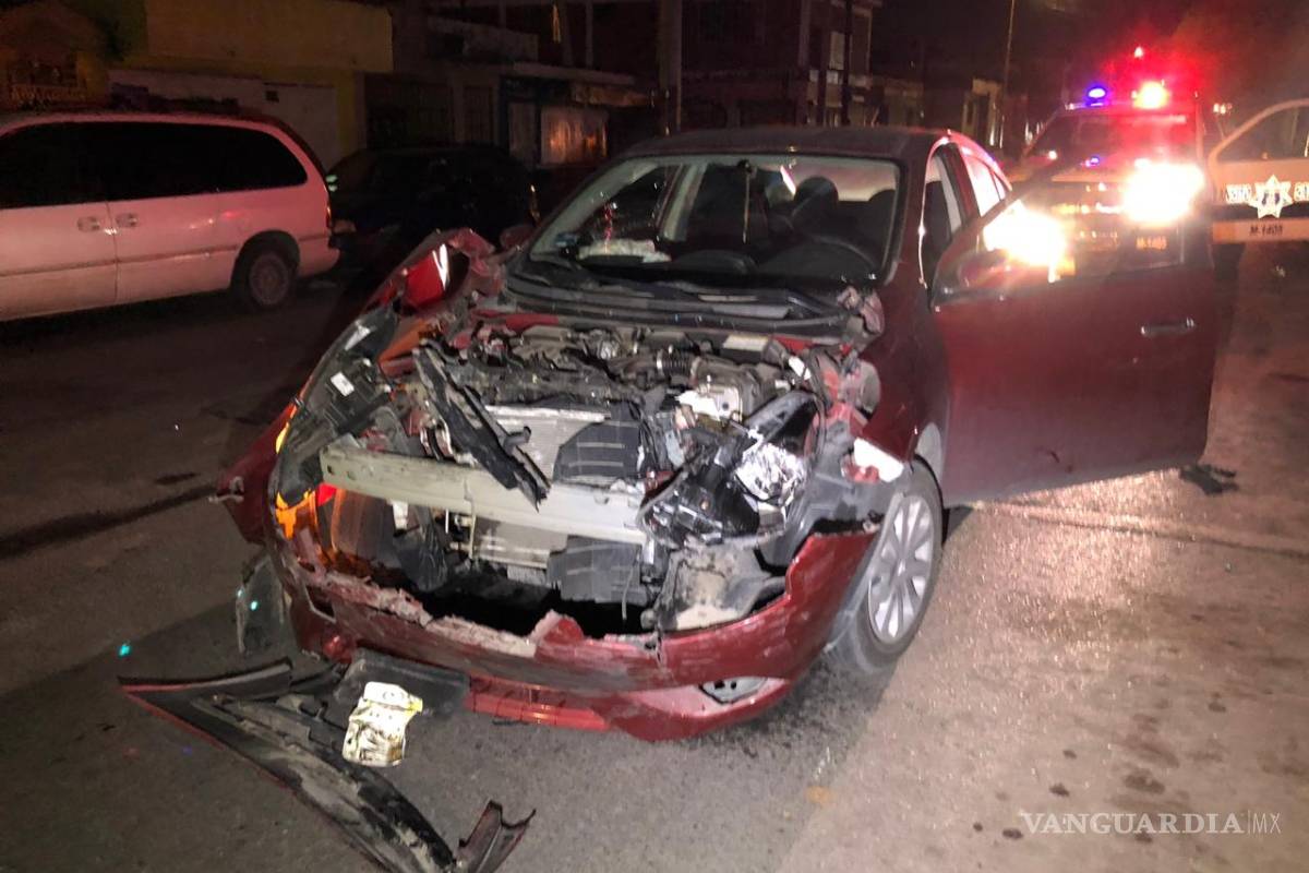 Conductor de camioneta ocasiona choque y huye