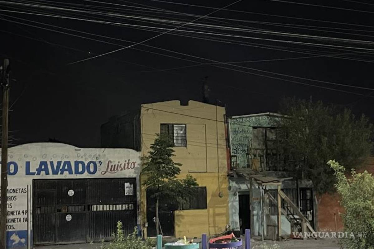 $!Desde lo alto de su vivienda, el hombre atacaba a quien pasara por el lugar.