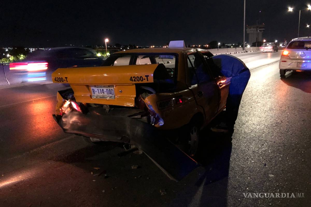 Taxista evita impacto con auto a exceso de velocidad, pero choca con otro en Fundadores