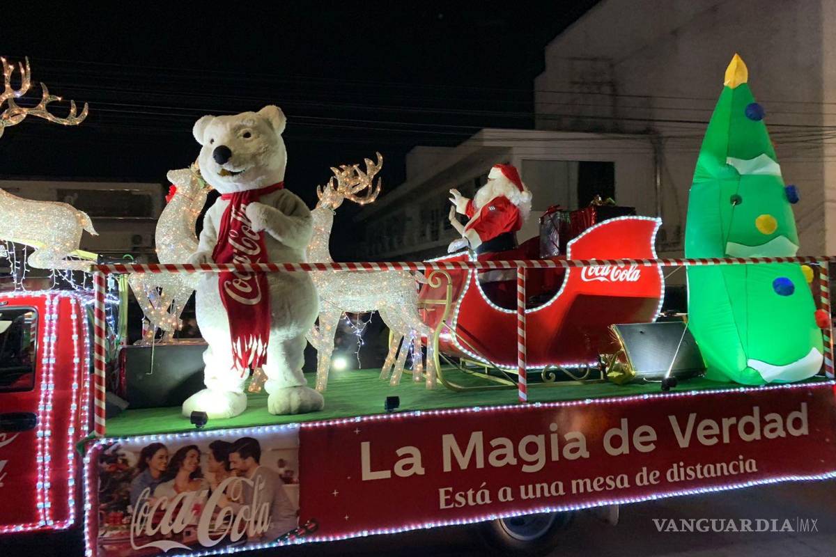 $!Fueron en total ocho carros alegóricos que fueron adornados con luces y publicidad de Coca-Cola