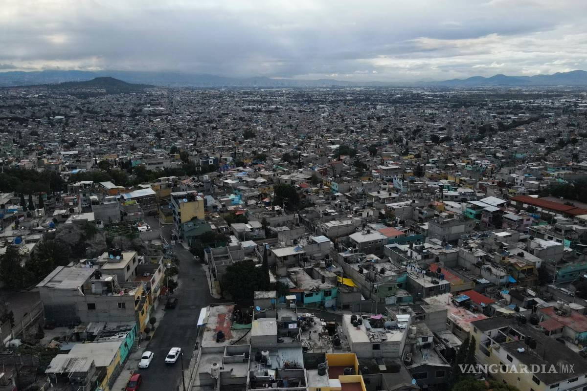 $!Unidades de almacenamiento de agua se encuentran en los tejados de la colonia Iztapalpa en la Ciudad de México.