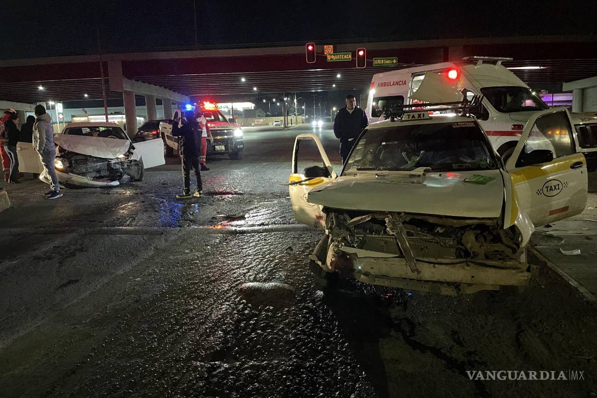 Se pasa alto y destroza taxi en Saltillo; hay dos heridos