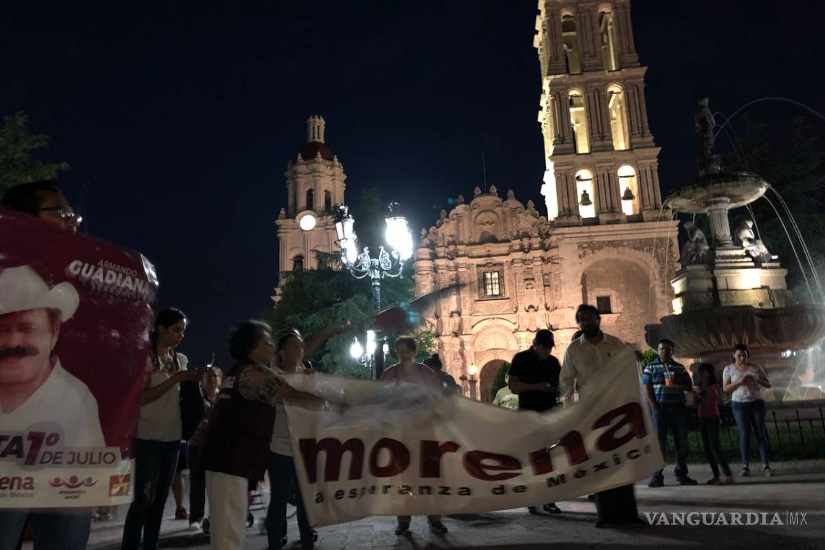Morena festeja triunfo de AMLO y Guadiana en la Plaza de Armas de Saltillo