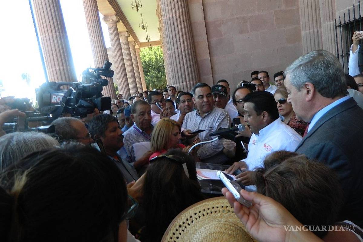 Piden maestros a Gobernador más medicinas en las clínicas